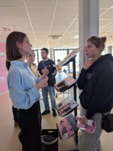 Elève Et Visiteur Parlent Du Projet De Tourisme